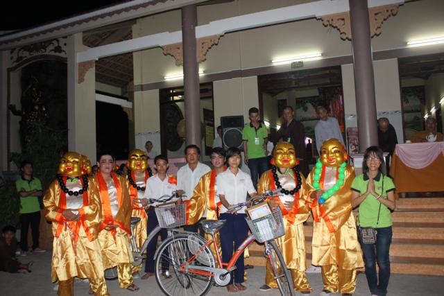 Làn Gió Ấm: Di Lặc du xuân mang yêu thương đến mọi miền