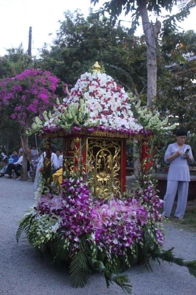 Vĩnh Long: Hàng ngàn Tăng Ni, Phật tử tham dự lễ cung tống kim quan nhập Bảo tháp