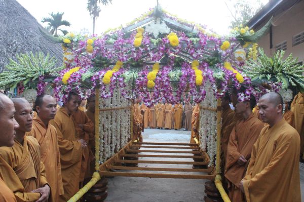 Vĩnh Long: Hàng ngàn Tăng Ni, Phật tử tham dự lễ cung tống kim quan nhập Bảo tháp