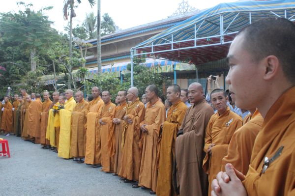 Vĩnh Long: Hàng ngàn Tăng Ni, Phật tử tham dự lễ cung tống kim quan nhập Bảo tháp