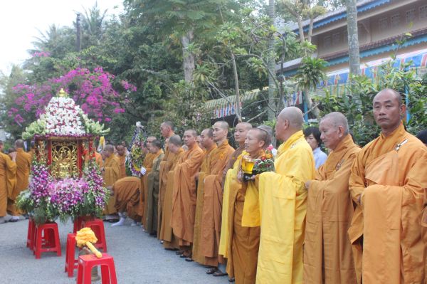 Vĩnh Long: Hàng ngàn Tăng Ni, Phật tử tham dự lễ cung tống kim quan nhập Bảo tháp