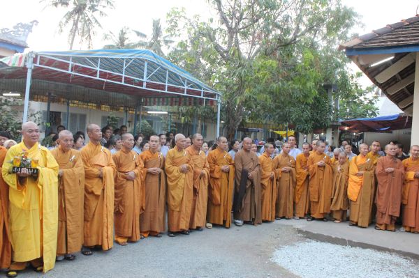 Vĩnh Long: Hàng ngàn Tăng Ni, Phật tử tham dự lễ cung tống kim quan nhập Bảo tháp