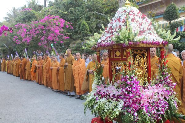 Vĩnh Long: Hàng ngàn Tăng Ni, Phật tử tham dự lễ cung tống kim quan nhập Bảo tháp