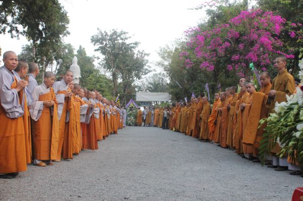 Vĩnh Long: Hàng ngàn Tăng Ni, Phật tử tham dự lễ cung tống kim quan nhập Bảo tháp