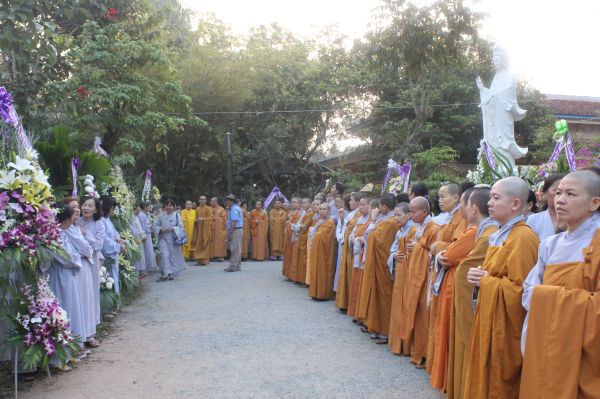 Vĩnh Long: Hàng ngàn Tăng Ni, Phật tử tham dự lễ cung tống kim quan nhập Bảo tháp