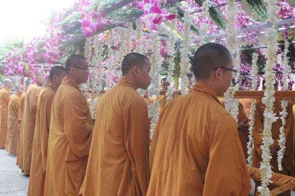 Vĩnh Long: Hàng ngàn Tăng Ni, Phật tử tham dự lễ cung tống kim quan nhập Bảo tháp
