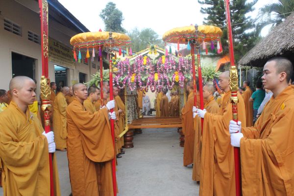 Vĩnh Long: Hàng ngàn Tăng Ni, Phật tử tham dự lễ cung tống kim quan nhập Bảo tháp