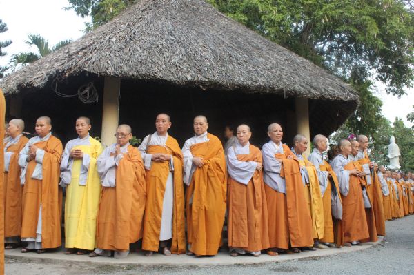 Vĩnh Long: Hàng ngàn Tăng Ni, Phật tử tham dự lễ cung tống kim quan nhập Bảo tháp