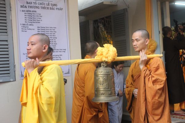 Vĩnh Long: Hàng ngàn Tăng Ni, Phật tử tham dự lễ cung tống kim quan nhập Bảo tháp