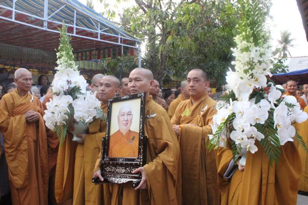 Vĩnh Long: Hàng ngàn Tăng Ni, Phật tử tham dự lễ cung tống kim quan nhập Bảo tháp