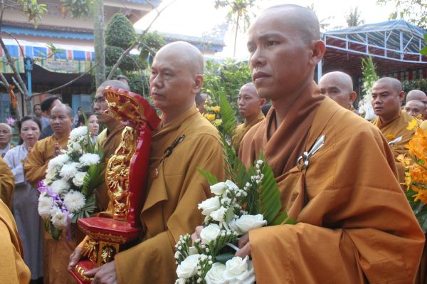 Vĩnh Long: Hàng ngàn Tăng Ni, Phật tử tham dự lễ cung tống kim quan nhập Bảo tháp