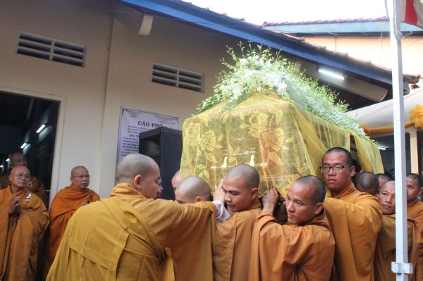 Vĩnh Long: Hàng ngàn Tăng Ni, Phật tử tham dự lễ cung tống kim quan nhập Bảo tháp
