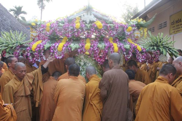 Vĩnh Long: Hàng ngàn Tăng Ni, Phật tử tham dự lễ cung tống kim quan nhập Bảo tháp