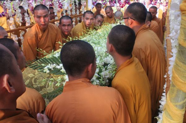 Vĩnh Long: Hàng ngàn Tăng Ni, Phật tử tham dự lễ cung tống kim quan nhập Bảo tháp