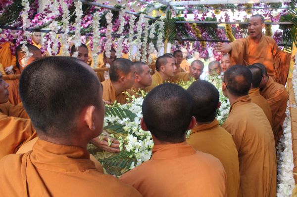 Vĩnh Long: Hàng ngàn Tăng Ni, Phật tử tham dự lễ cung tống kim quan nhập Bảo tháp