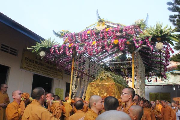 Vĩnh Long: Hàng ngàn Tăng Ni, Phật tử tham dự lễ cung tống kim quan nhập Bảo tháp