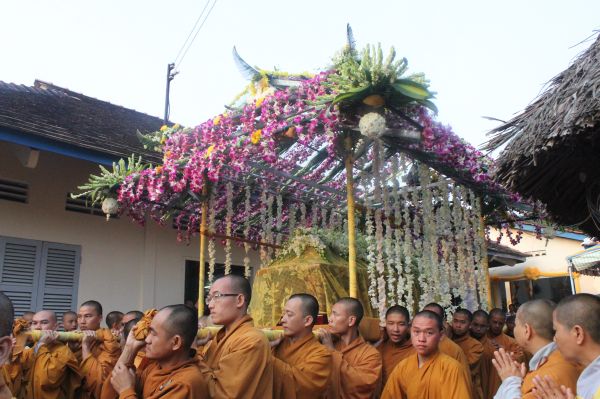 Vĩnh Long: Hàng ngàn Tăng Ni, Phật tử tham dự lễ cung tống kim quan nhập Bảo tháp