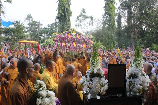 Vĩnh Long: Hàng ngàn Tăng Ni, Phật tử tham dự lễ cung tống kim quan nhập Bảo tháp