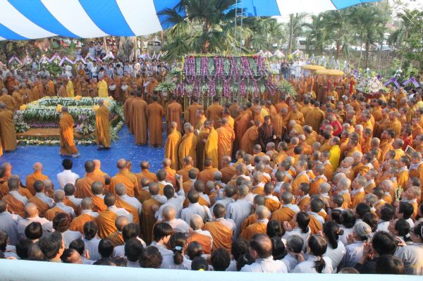 Vĩnh Long: Hàng ngàn Tăng Ni, Phật tử tham dự lễ cung tống kim quan nhập Bảo tháp