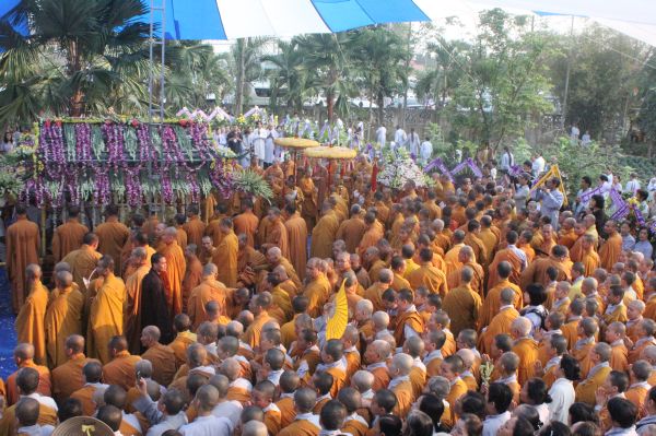 Vĩnh Long: Hàng ngàn Tăng Ni, Phật tử tham dự lễ cung tống kim quan nhập Bảo tháp