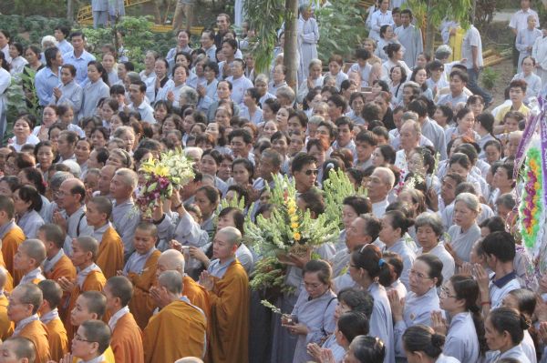 Vĩnh Long: Hàng ngàn Tăng Ni, Phật tử tham dự lễ cung tống kim quan nhập Bảo tháp