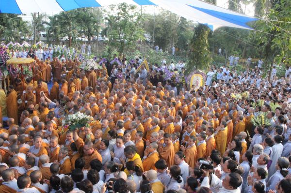 Vĩnh Long: Hàng ngàn Tăng Ni, Phật tử tham dự lễ cung tống kim quan nhập Bảo tháp