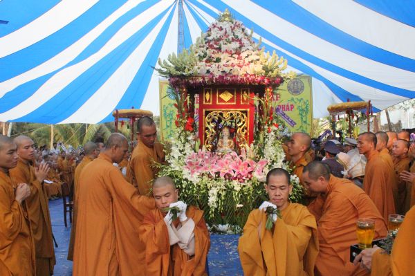 Vĩnh Long: Hàng ngàn Tăng Ni, Phật tử tham dự lễ cung tống kim quan nhập Bảo tháp