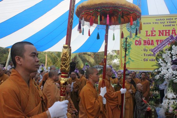 Vĩnh Long: Hàng ngàn Tăng Ni, Phật tử tham dự lễ cung tống kim quan nhập Bảo tháp