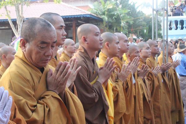 Vĩnh Long: Hàng ngàn Tăng Ni, Phật tử tham dự lễ cung tống kim quan nhập Bảo tháp