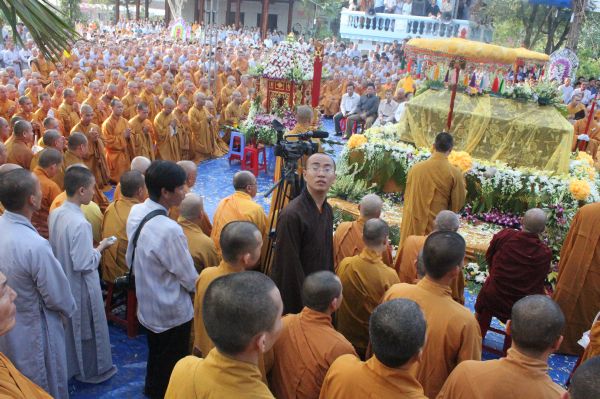 Vĩnh Long: Hàng ngàn Tăng Ni, Phật tử tham dự lễ cung tống kim quan nhập Bảo tháp