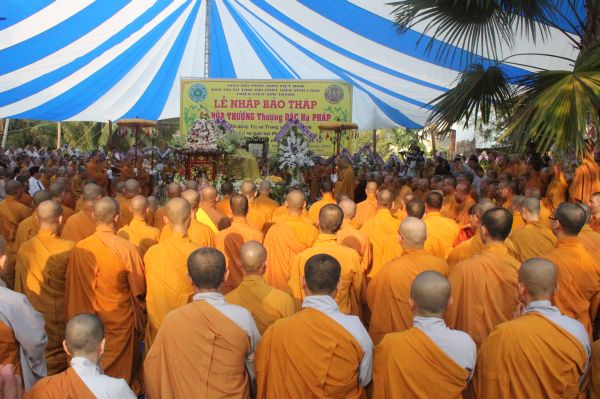 Vĩnh Long: Hàng ngàn Tăng Ni, Phật tử tham dự lễ cung tống kim quan nhập Bảo tháp