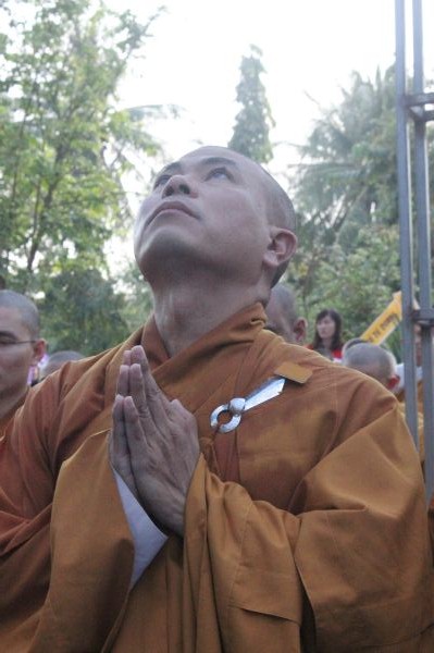 Vĩnh Long: Hàng ngàn Tăng Ni, Phật tử tham dự lễ cung tống kim quan nhập Bảo tháp