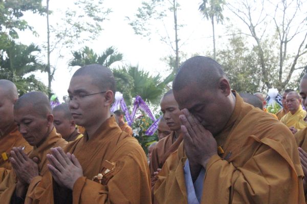 Vĩnh Long: Hàng ngàn Tăng Ni, Phật tử tham dự lễ cung tống kim quan nhập Bảo tháp