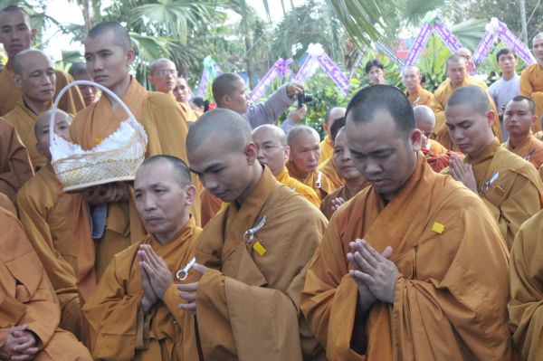 Vĩnh Long: Hàng ngàn Tăng Ni, Phật tử tham dự lễ cung tống kim quan nhập Bảo tháp