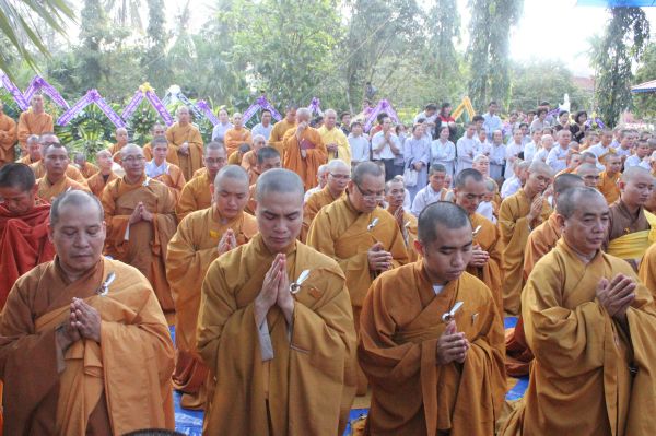 Vĩnh Long: Hàng ngàn Tăng Ni, Phật tử tham dự lễ cung tống kim quan nhập Bảo tháp