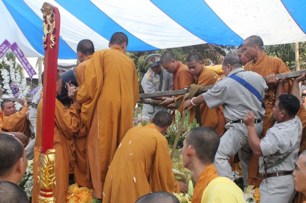 Vĩnh Long: Hàng ngàn Tăng Ni, Phật tử tham dự lễ cung tống kim quan nhập Bảo tháp
