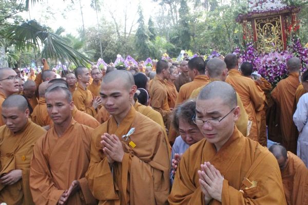 Vĩnh Long: Hàng ngàn Tăng Ni, Phật tử tham dự lễ cung tống kim quan nhập Bảo tháp