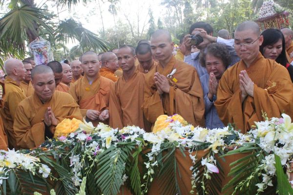 Vĩnh Long: Hàng ngàn Tăng Ni, Phật tử tham dự lễ cung tống kim quan nhập Bảo tháp