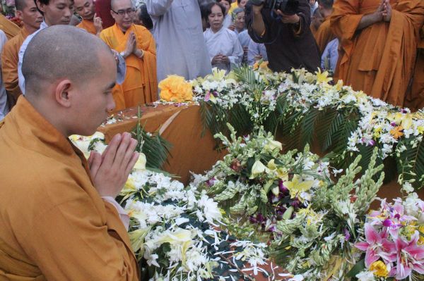 Vĩnh Long: Hàng ngàn Tăng Ni, Phật tử tham dự lễ cung tống kim quan nhập Bảo tháp