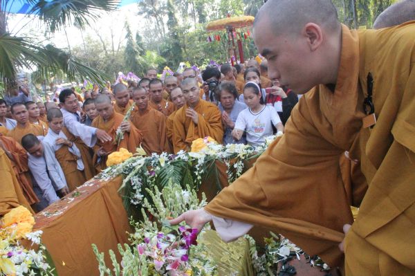 Vĩnh Long: Hàng ngàn Tăng Ni, Phật tử tham dự lễ cung tống kim quan nhập Bảo tháp