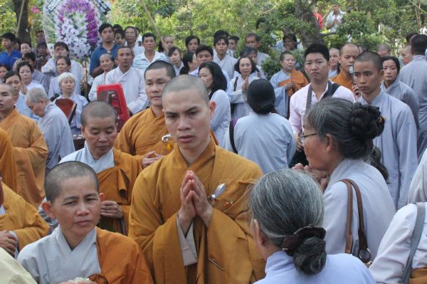 Vĩnh Long: Hàng ngàn Tăng Ni, Phật tử tham dự lễ cung tống kim quan nhập Bảo tháp