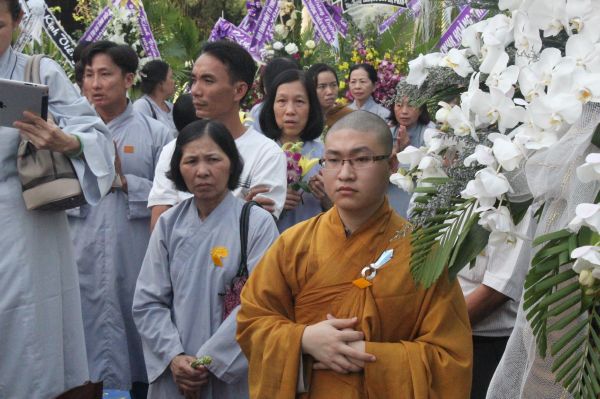 Vĩnh Long: Hàng ngàn Tăng Ni, Phật tử tham dự lễ cung tống kim quan nhập Bảo tháp