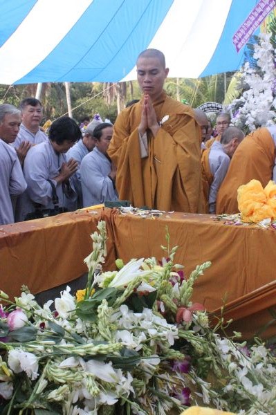 Vĩnh Long: Hàng ngàn Tăng Ni, Phật tử tham dự lễ cung tống kim quan nhập Bảo tháp