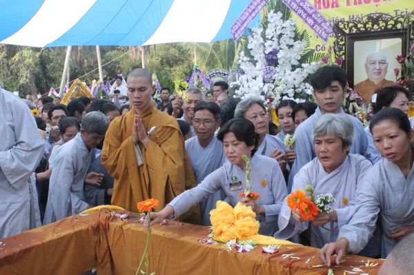 Vĩnh Long: Hàng ngàn Tăng Ni, Phật tử tham dự lễ cung tống kim quan nhập Bảo tháp