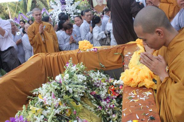Vĩnh Long: Hàng ngàn Tăng Ni, Phật tử tham dự lễ cung tống kim quan nhập Bảo tháp