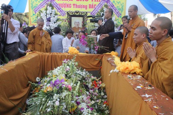 Vĩnh Long: Hàng ngàn Tăng Ni, Phật tử tham dự lễ cung tống kim quan nhập Bảo tháp