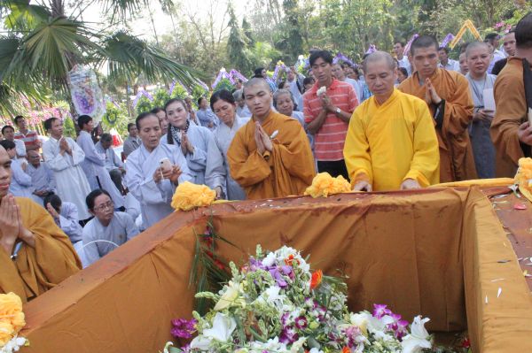 Vĩnh Long: Hàng ngàn Tăng Ni, Phật tử tham dự lễ cung tống kim quan nhập Bảo tháp