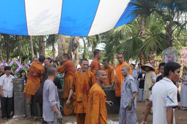 Vĩnh Long: Hàng ngàn Tăng Ni, Phật tử tham dự lễ cung tống kim quan nhập Bảo tháp