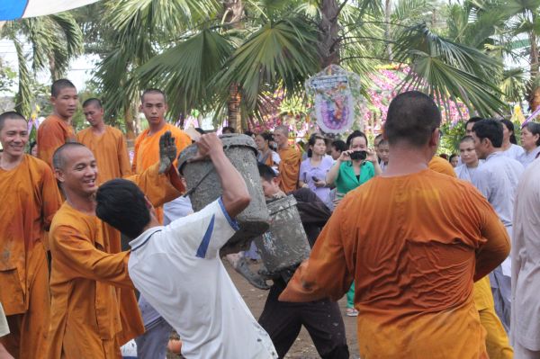 Vĩnh Long: Hàng ngàn Tăng Ni, Phật tử tham dự lễ cung tống kim quan nhập Bảo tháp