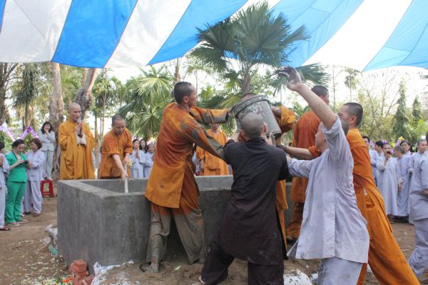 Vĩnh Long: Hàng ngàn Tăng Ni, Phật tử tham dự lễ cung tống kim quan nhập Bảo tháp